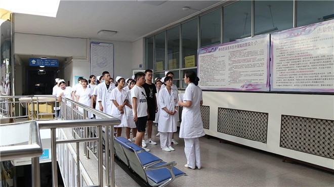 内蒙古中医医院开展爱心导诊志愿服务活动